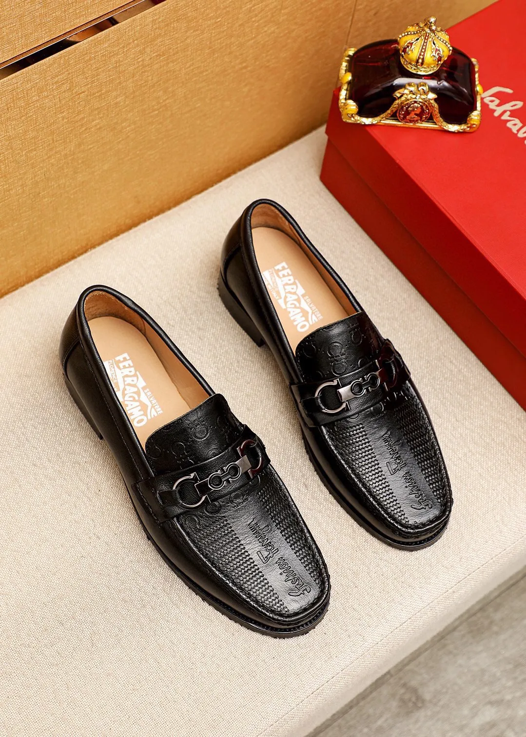 Men's shoes 💰462 💐 Product trademark: Ferragamo "Ferragamo" casual leather shoes Regular size: 38-44 (45.46🉑️customized) Product materials: Selected imported first-layer calfskin embossed upper + luxury hardware buckle, imported water-dyed cow leather lining. Strong three-dimensional visual effect, combined outsole Color: 1⃣️color optional